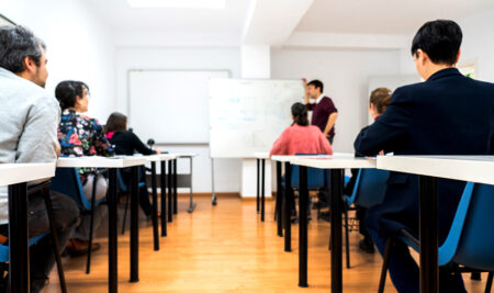 ¿Vale la pena estudiar oposiciones en una academia presencial en Madrid?